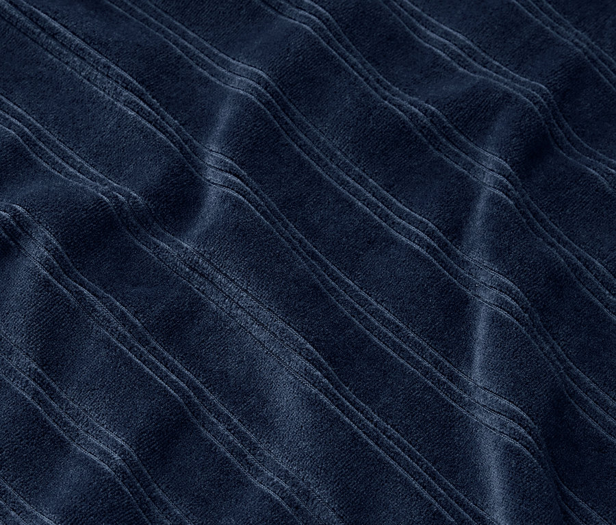 Nahaufnahme eines marineblauen Stoffes mit geprägten Streifen.