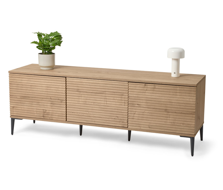 Helles Holz-Sideboard mit Topfpflanze und Lampe.