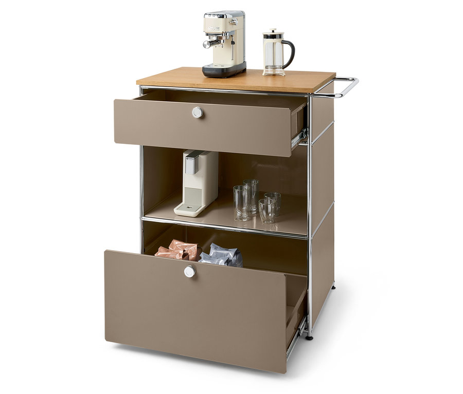 Dreistöckiger Schrank mit Kaffeemaschine, French Press, Gläsern und Kaffeekapseln.