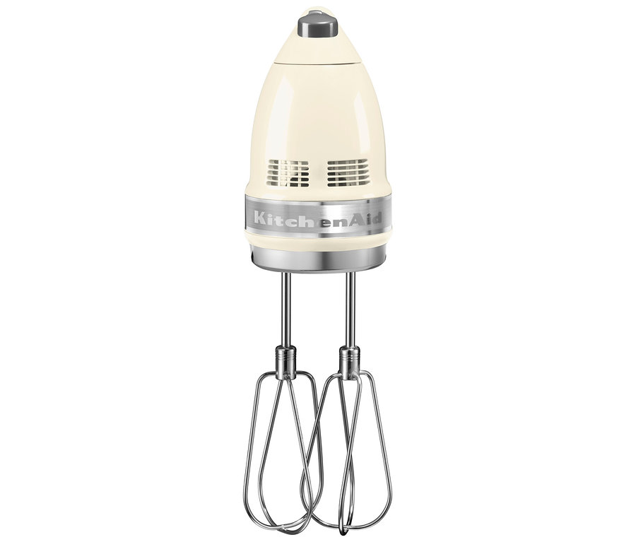 Ein cremefarbener KitchenAid-Handmixer mit Schneebesen aus Edelstahl.
