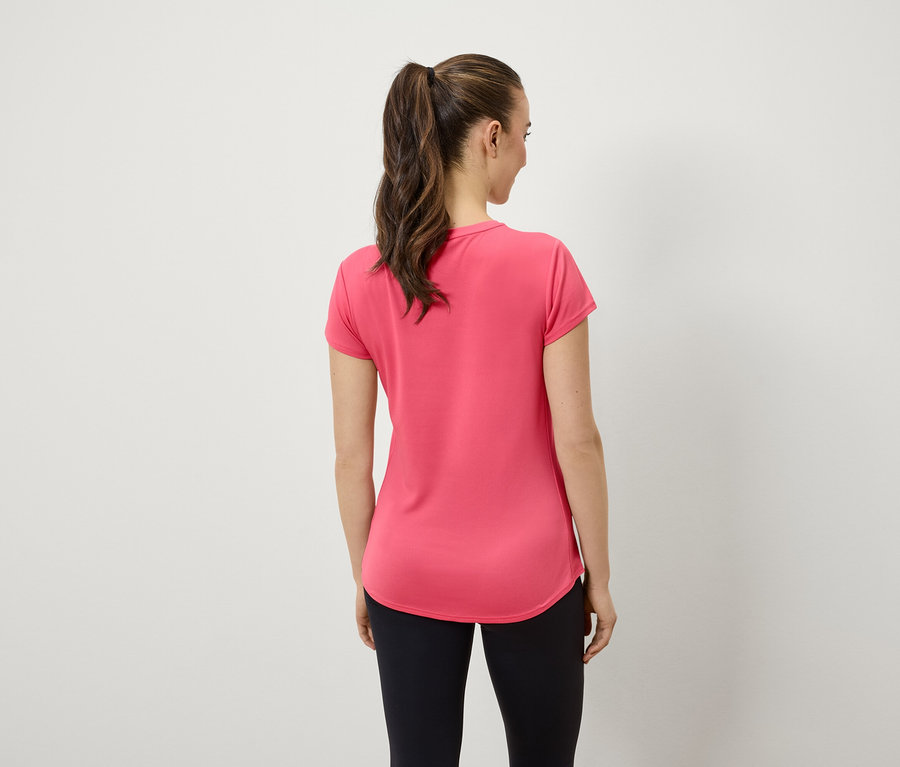 Rückansicht einer Frau mit Pferdeschwanz, die ein rosafarbenes T-Shirt und schwarze Leggings trägt.