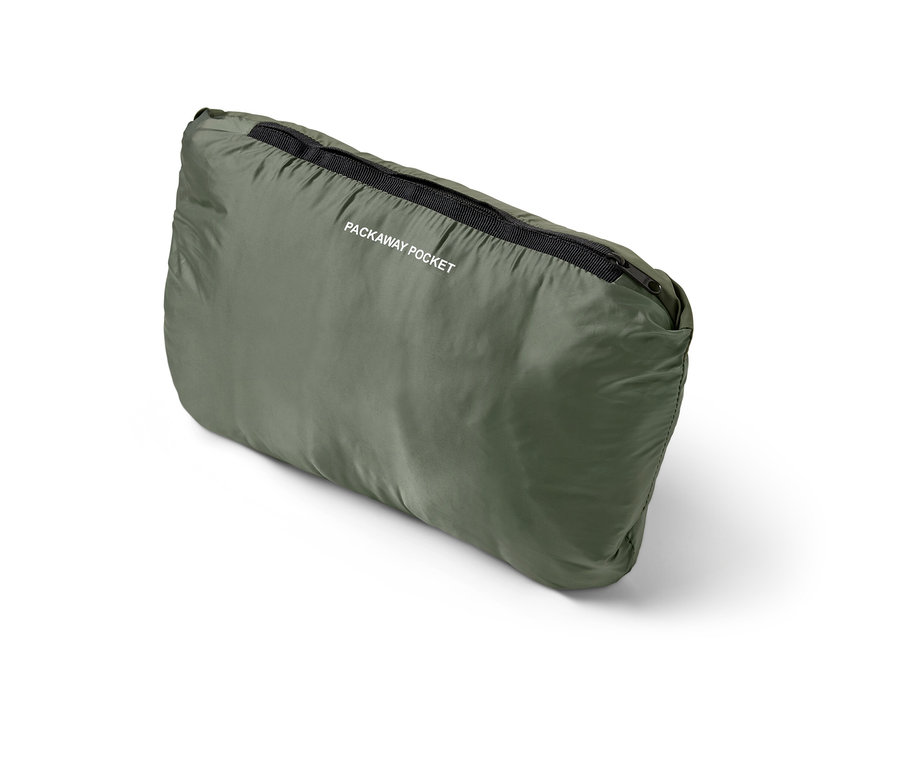 Eine grüne Steppweste »pack light« mit schwarzem Reißverschluss.