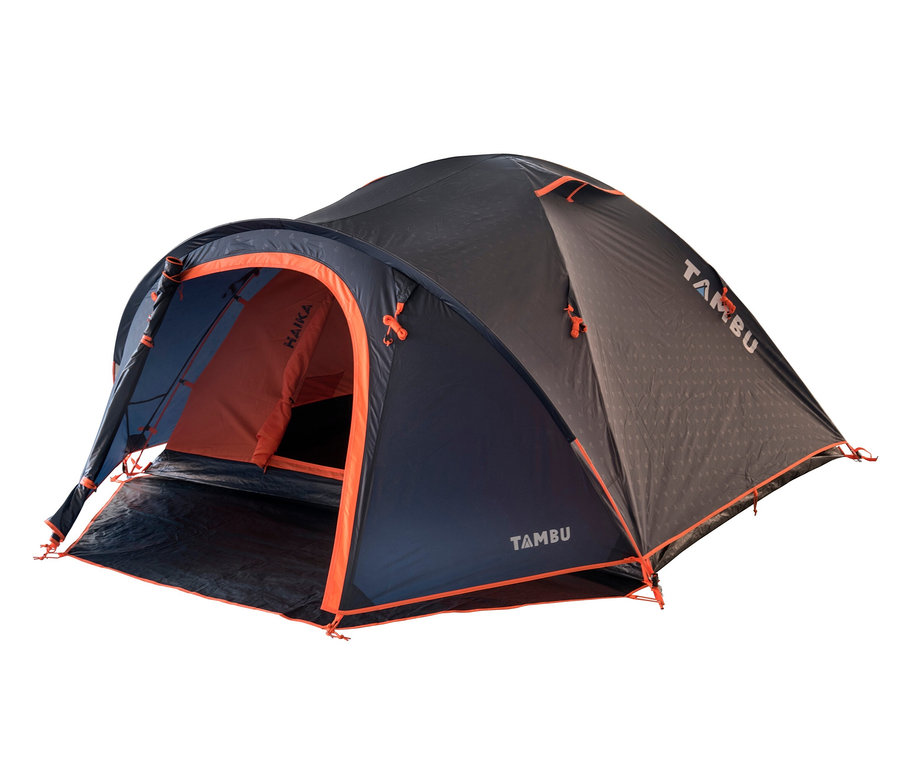 Das Tambu 4-Personen-Kuppelzelt »HAIKA 4« in Schwarz und Orange mit offenem Eingang.