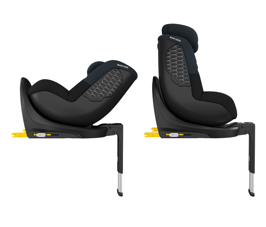 Zwei schwarze Maxi-Cosi Kinder-Autositze »Mica 360 S«, einer nach links geneigt und einer aufrecht.