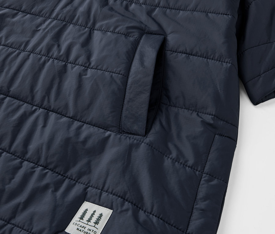 Detailansicht eines Outdoor-Ponchos.