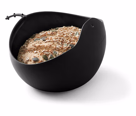 Brot mit Samen in einer schwarzen Schüssel.