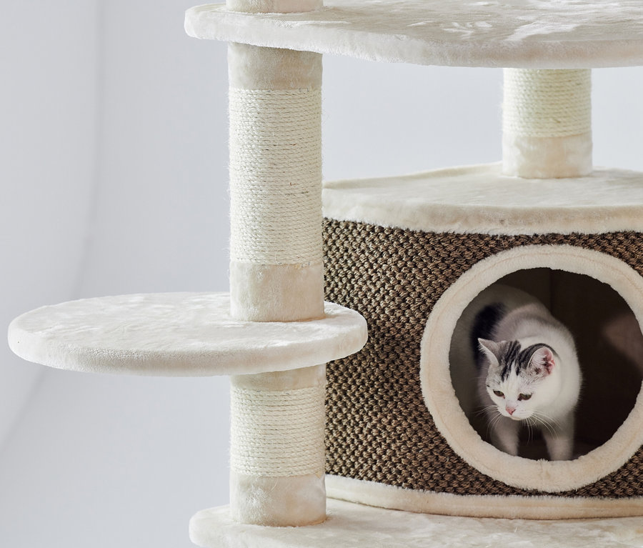 Ein weißer Kratzbaum »ELIF« mit einer Katze darin.