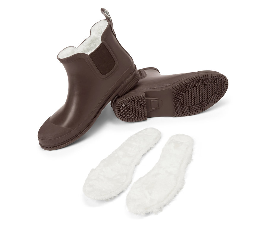 Zwei braune, gefütterte Kinder-Regen-Chelseaboots und zwei weiße Einlegesohlen.