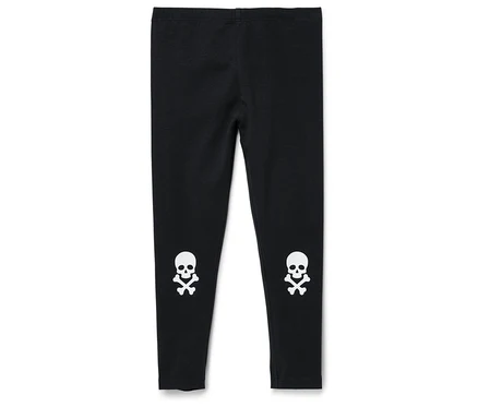 Schwarze Leggings mit weißen Totenköpfen auf den Knien.