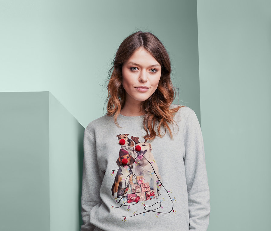 Frau trägt ein Sweatshirt.