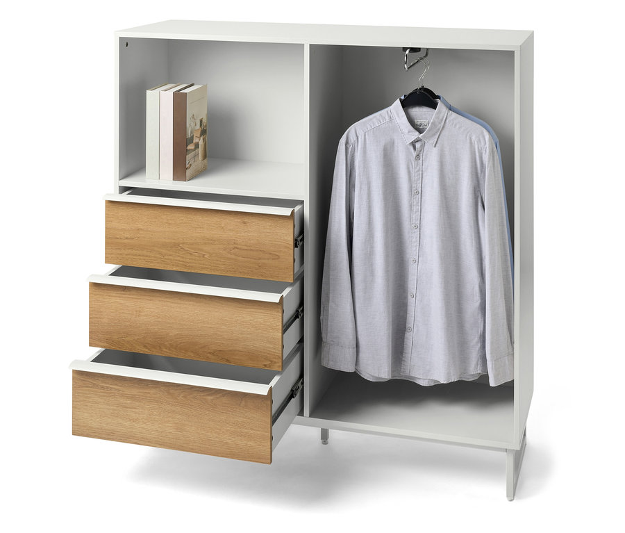 Weißer Kleiderschrank mit Holzschubladen, Büchern oben und Hemd drin.