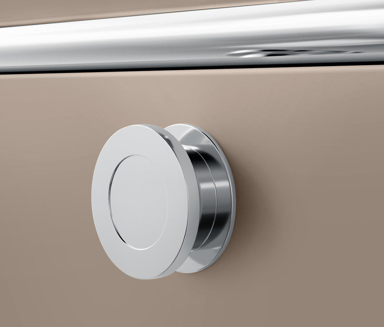 Detail eines verchromten runden Griffs auf einer beigen Oberfläche.