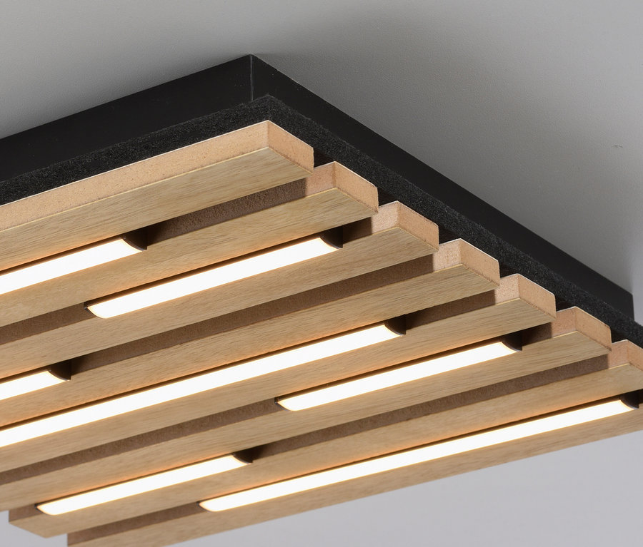 Detail einer Deckenleuchte mit Holzlamellen und integrierter Beleuchtung.