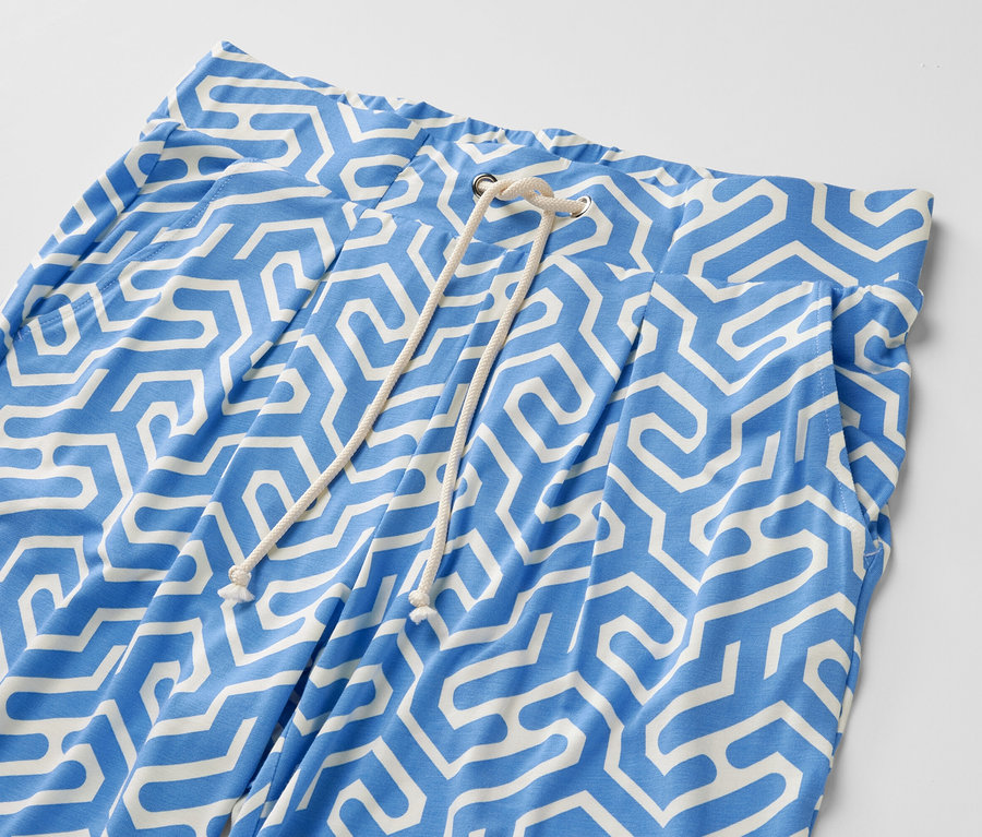 Detailaufnahme einer blauen bedruckten Jerseyhose.