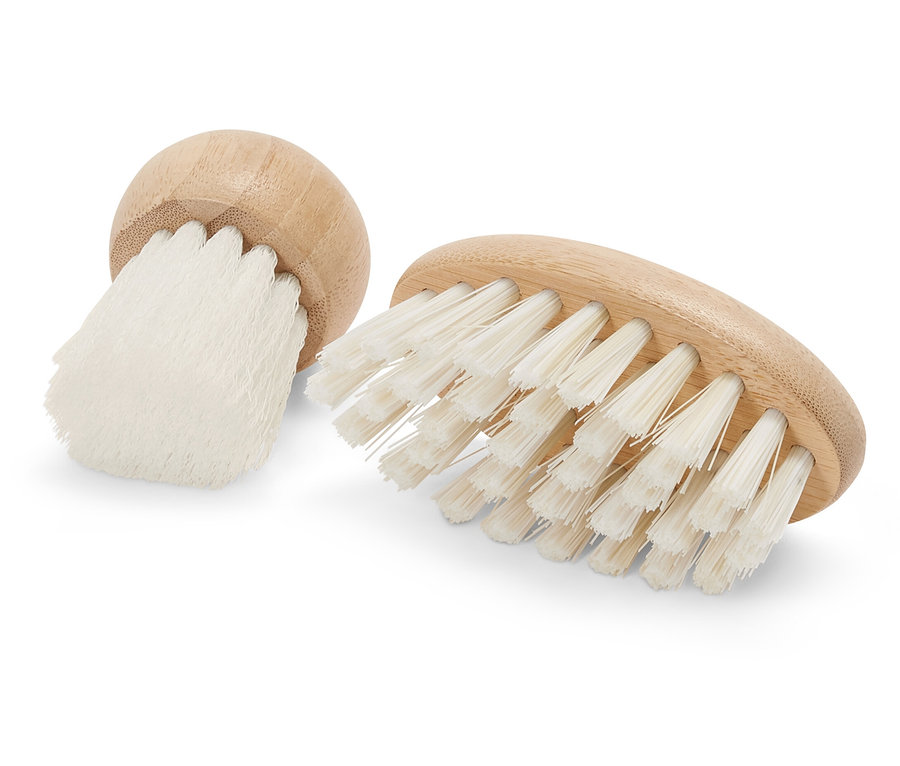 Zwei Bürsten mit Holzgriff und weißen Borsten auf weißem Hintergrund.