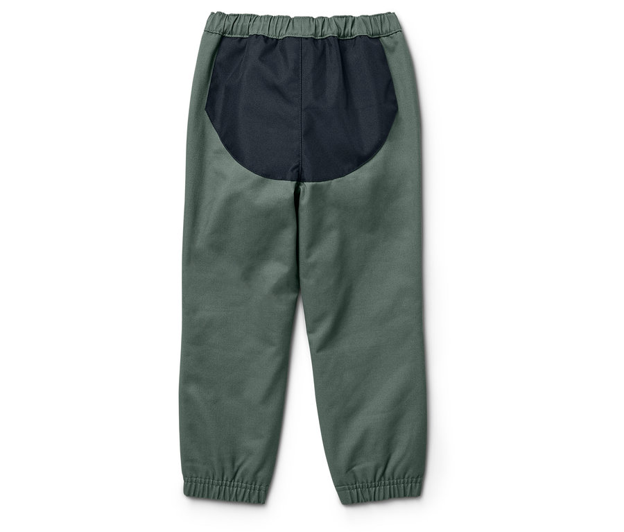 Grüne Hose mit schwarzem Einsatz hinten und elastischem Bund und Bündchen.