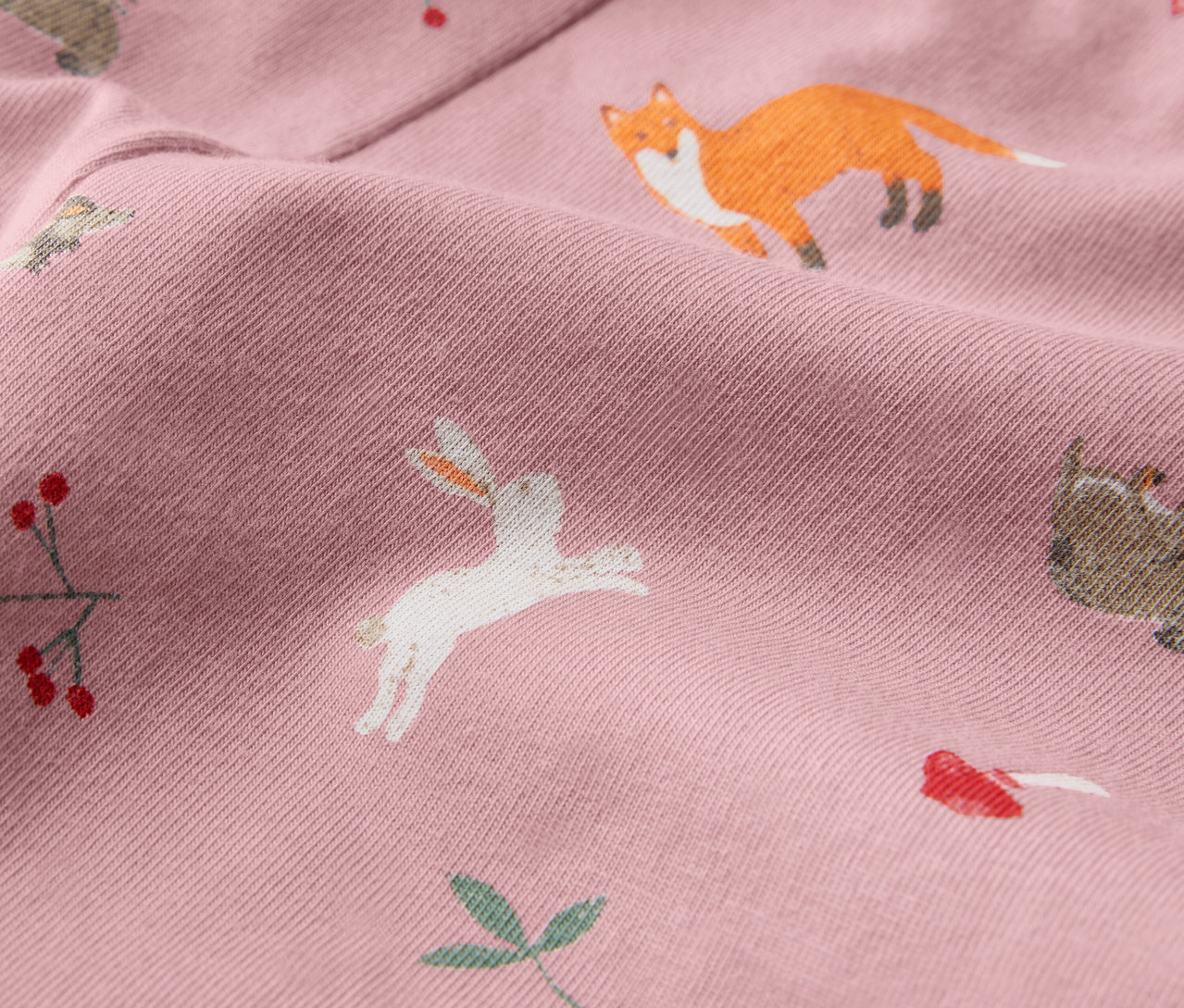 Detailaufnahme von 5 Kinder-Leggings mit Waldtier- und Herzchenmuster.