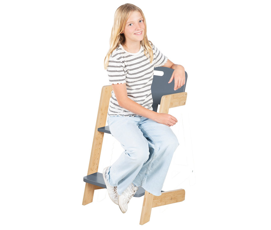 Mädchen sitzt auf roba Babyhochstuhl, anthrazit.