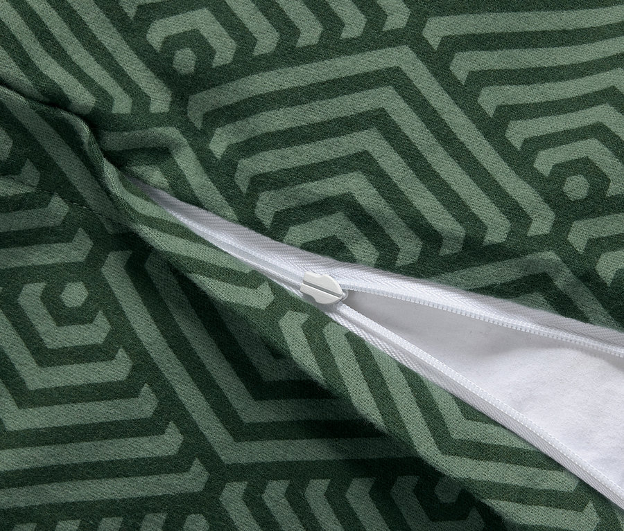 Nahaufnahme von dunkelgrüner Biber-Bettwäsche in Normalgröße mit geometrischem Muster und offenem Reißverschluss.