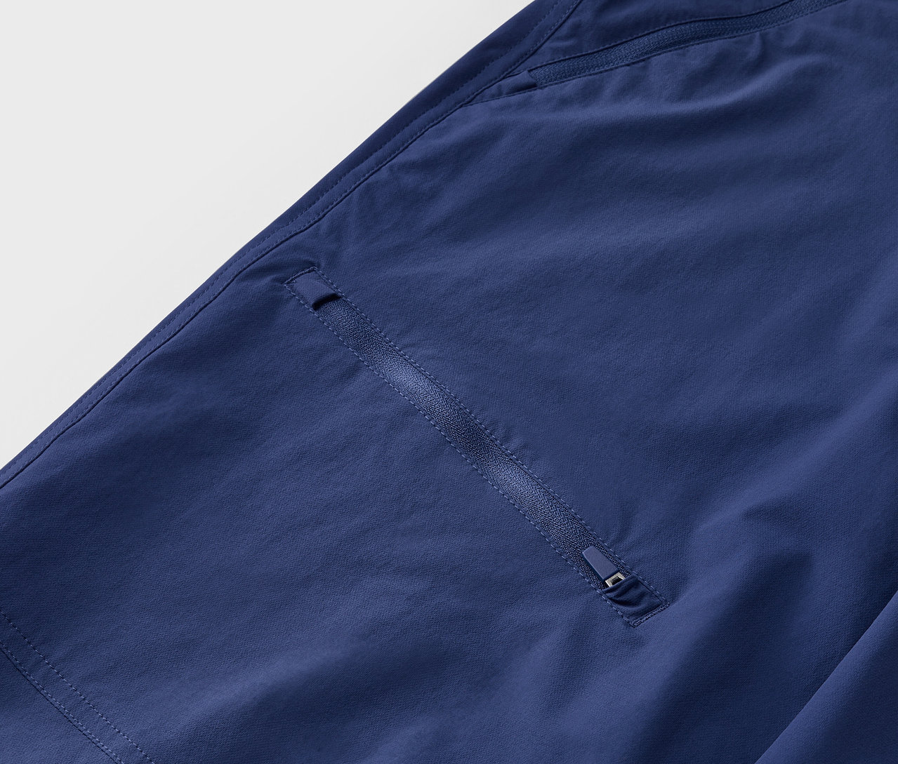 Detail einer Softshell-Outdoorhose.