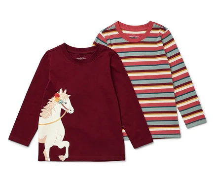 Zwei Kinderlangarmshirts, eines weinrot mit einem weißen Pferd, das andere gestreift.