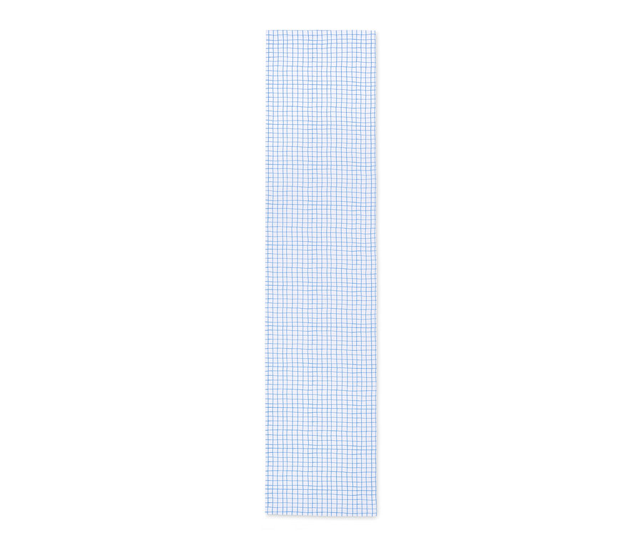 Ein Tischläufer mit blauem Karomuster, Alloverprint.