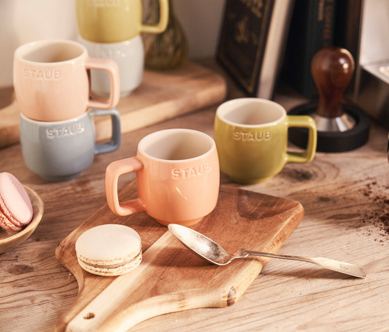 Mehrfarbige 6 STAUB Espressotassen »Macaron« sind auf einem Holztisch angeordnet.