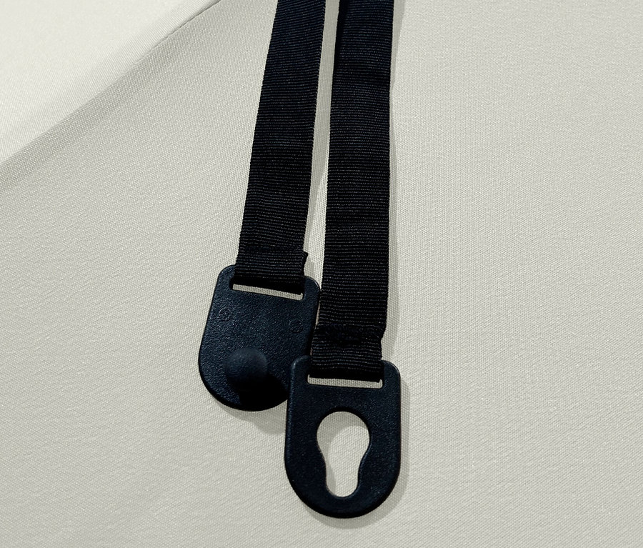 Detailansicht eines hellgrauen Leco Marktschirms mit schwarzen Riemen.