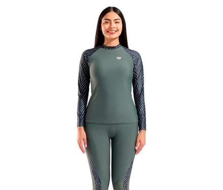 Frau trägt ein olivgrünes, langärmeliges Sportoberteil und Leggings mit Zebramuster an den Ärmeln und Seiten.