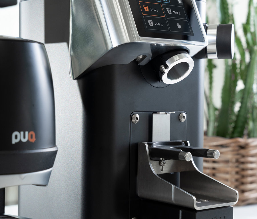 Nahaufnahme einer Kaffeemühle mit Bohnenbehälter und digitalem Display.