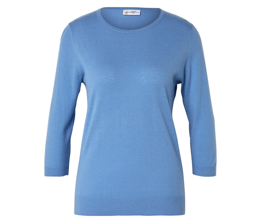 Ein hellblauer Pullover mit Dreiviertelärmeln liegt auf einer weißen Oberfläche.