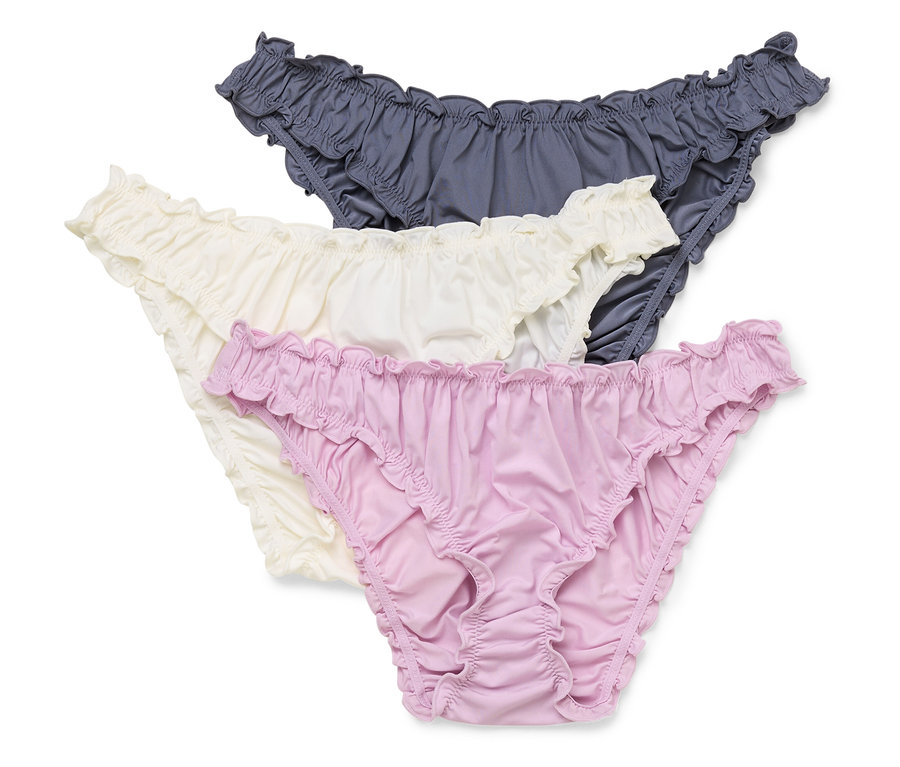 Drei Damenslips in Grau, Creme und Lila liegen übereinander.
