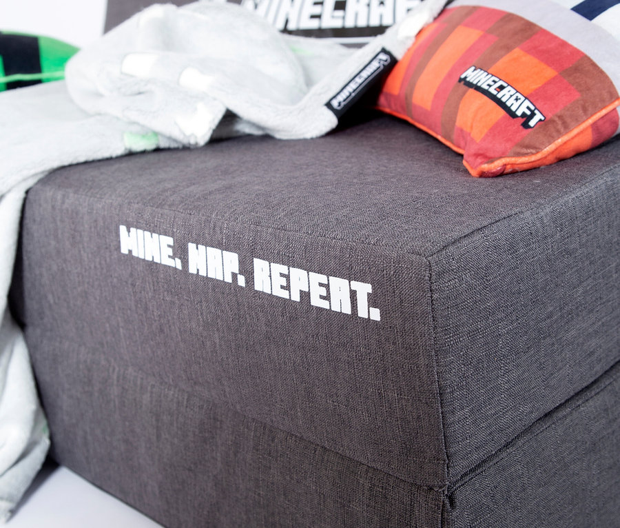 Graues Roba Minecraft Gaming Sofa mit Minecraft Kissen und Decke.