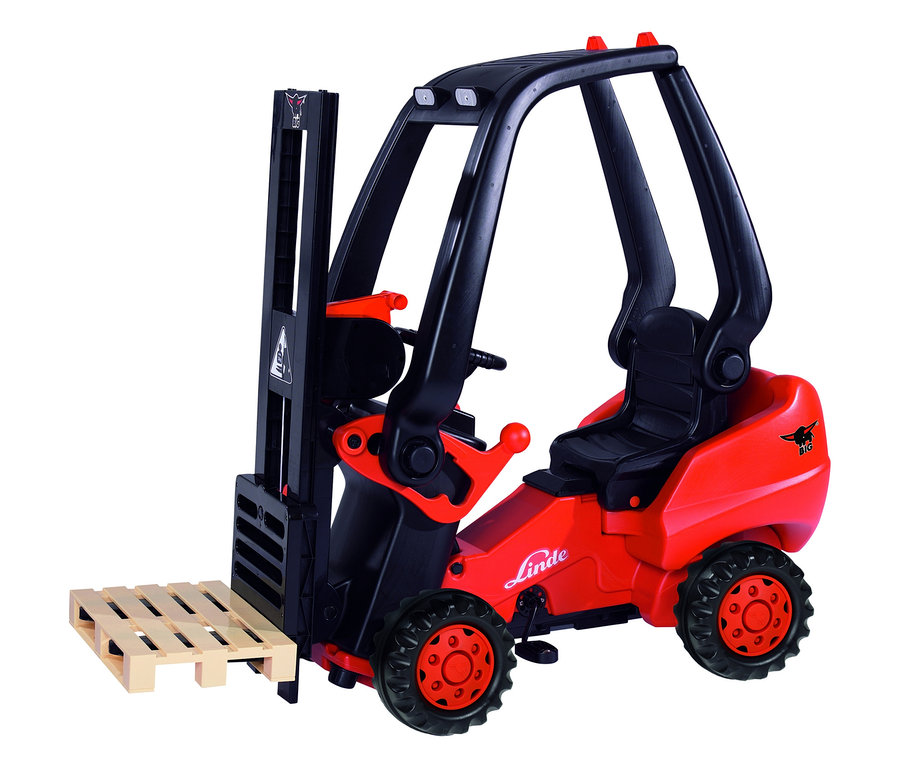 Der rote BIG Tretfahrzeug »Linde Gabelstapler« mit schwarzem Rahmen steht mit einer kleinen Holzpalette auf dem Boden.