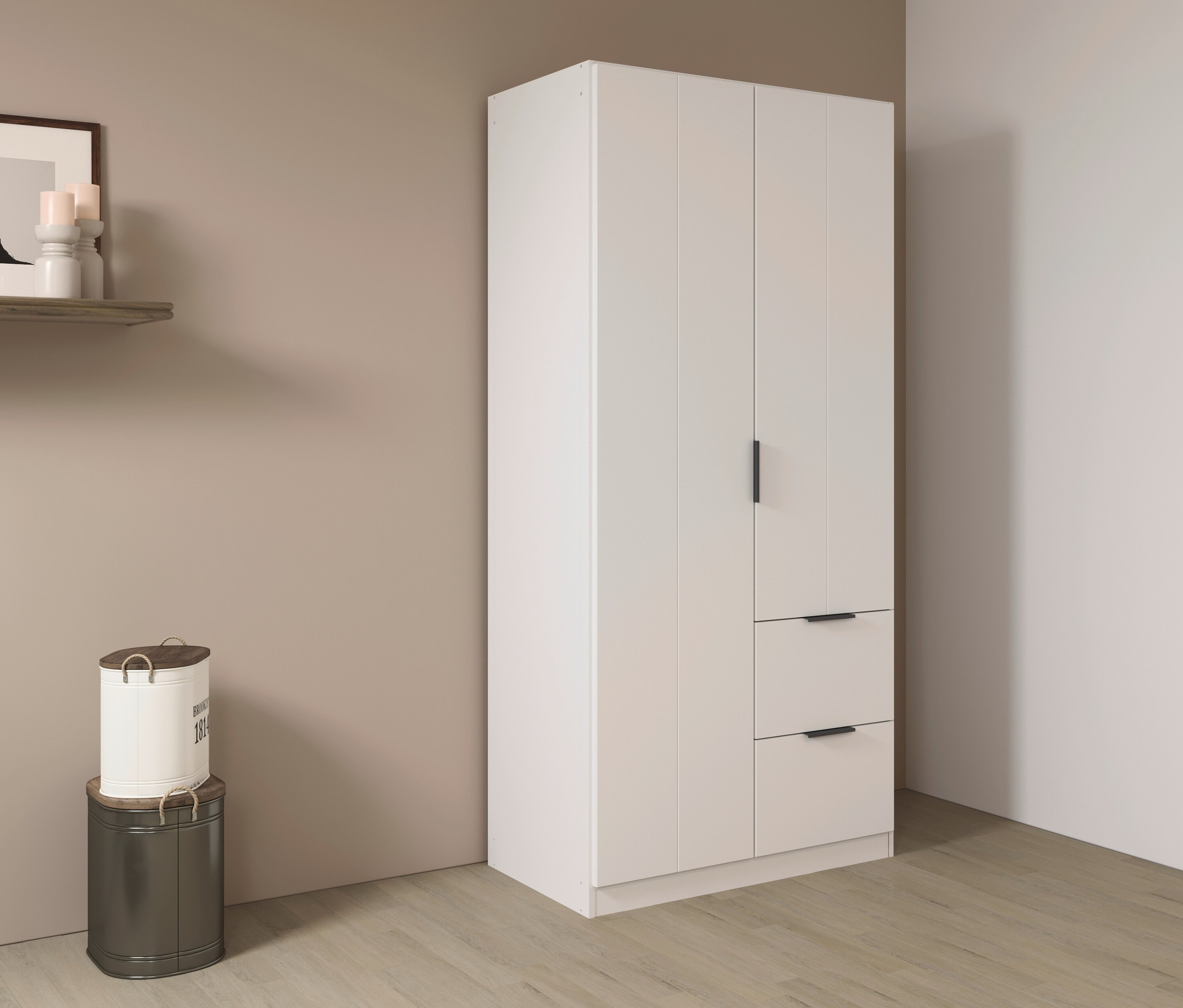 Weißer Schrank mit zwei Schubladen neben zwei übereinander gestapelten Behältern in einem Raum.