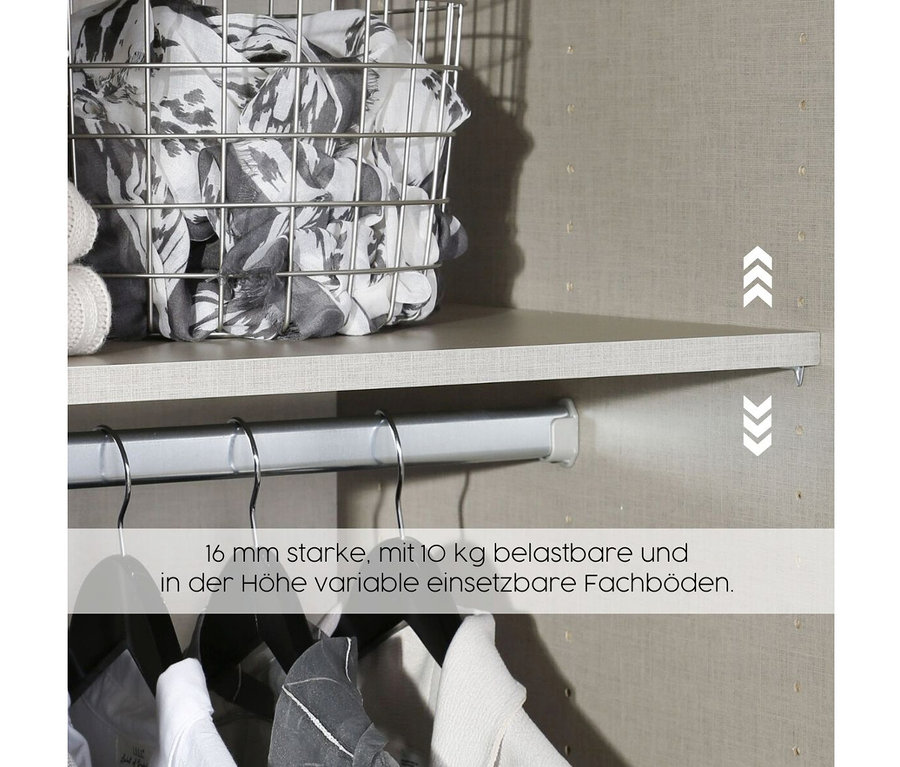 Detailansicht eines rauch Drehtürenschranks »Butte« mit 3 Türen, der eine Ablage, eine Kleiderstange und Kleidung zeigt.