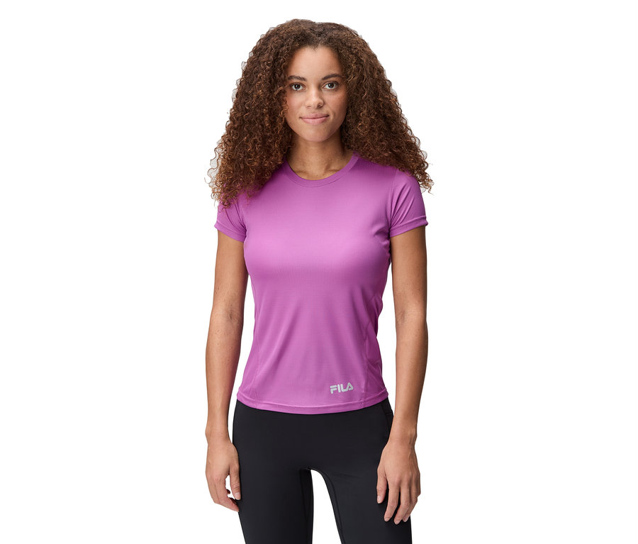 Frau trägt ein violettes Fila Sportoberteil und schwarze Leggings.