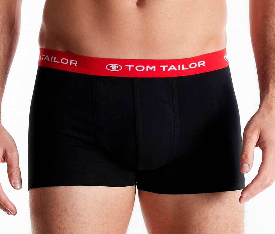 Mann trägt schwarze Tom Tailor Boxershorts mit rotem Bund.