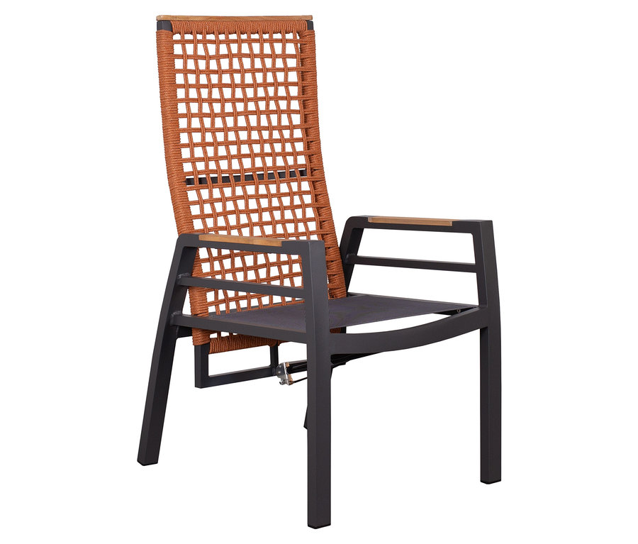 Ein hochlehniger Sessel mit einem Rahmen aus dunklem Metall und einer Rückenlehne aus geflochtener, orangefarbener Schnur.