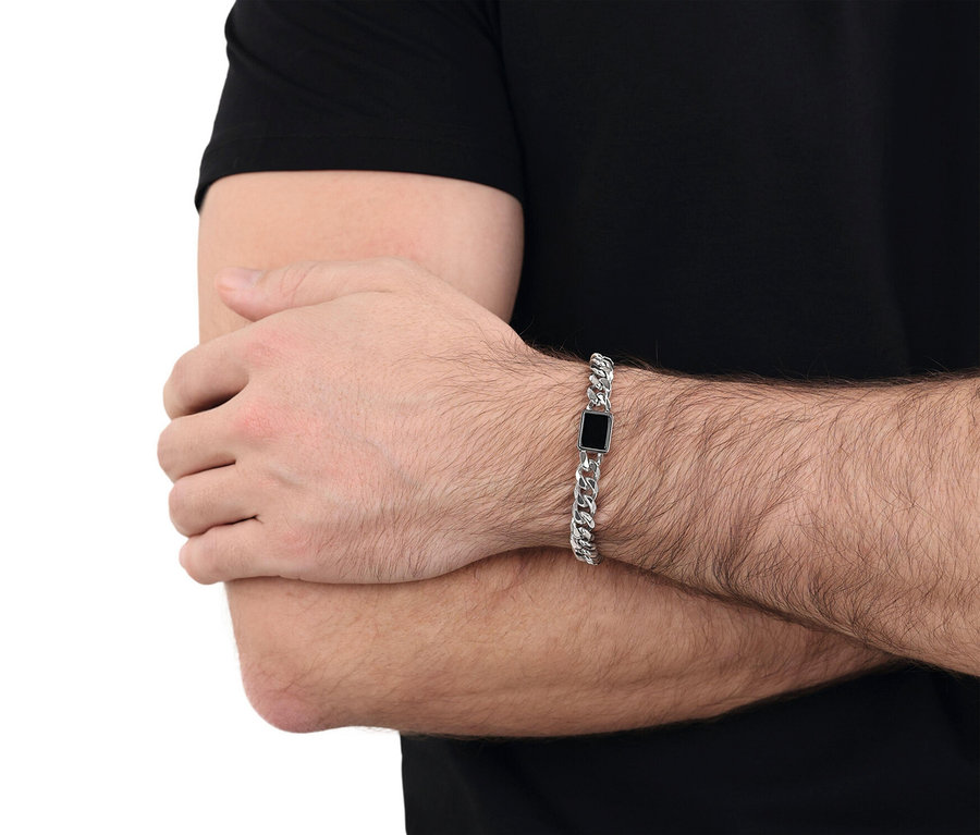 Mann trägt ein silbernes Amor Unisex-Armschmuck mit Anhänger.