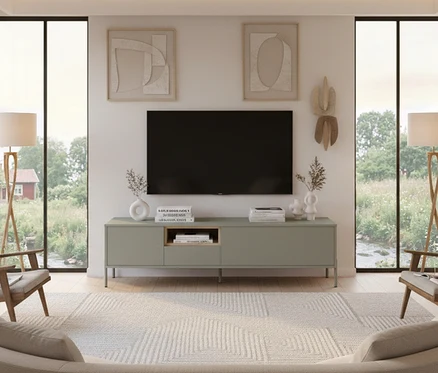 Wohnzimmer mit Fernseher über einem salbeigrünem Lowboard "Hygge". Zwei Stehlampen stehen neben Sesseln vor Fenstern.