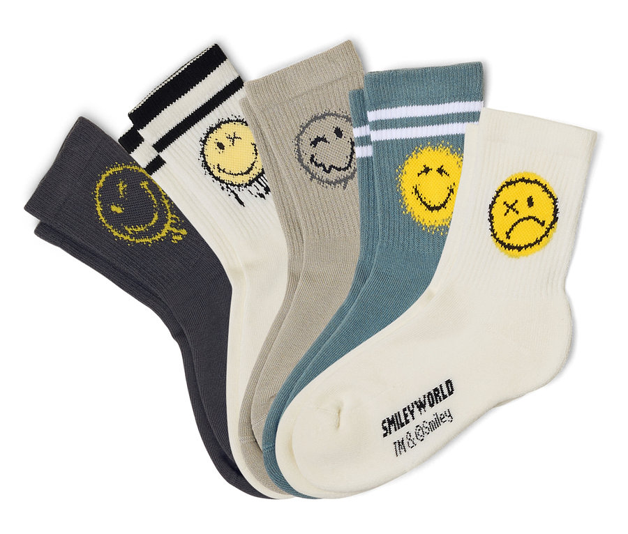 Fünf Paar SMILEYWORLD® Kinder-Tennissocken in Weiß, Grau und Petrol, aufgefächert. Jede Socke zeigt ein anderes, verwaschenes gelbes oder graues Smiley-Gesicht, einige mit gestreiften Bündchen.