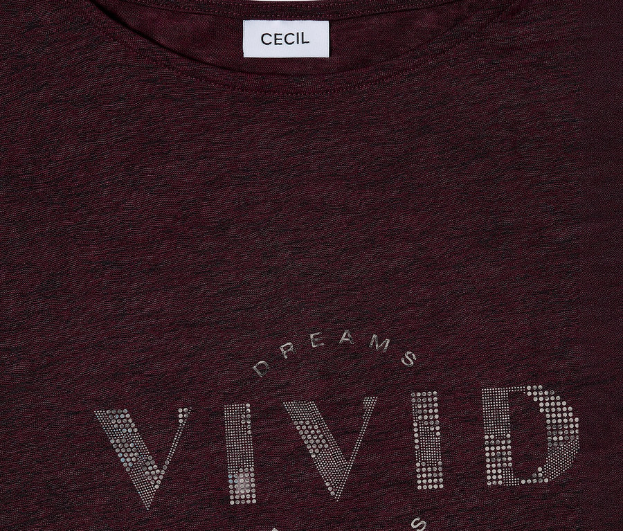Nahaufnahme eines weinroten CECIL-Shirts mit der Aufschrift "VIVID DREAMS" aus silbernen Strasssteinen.
