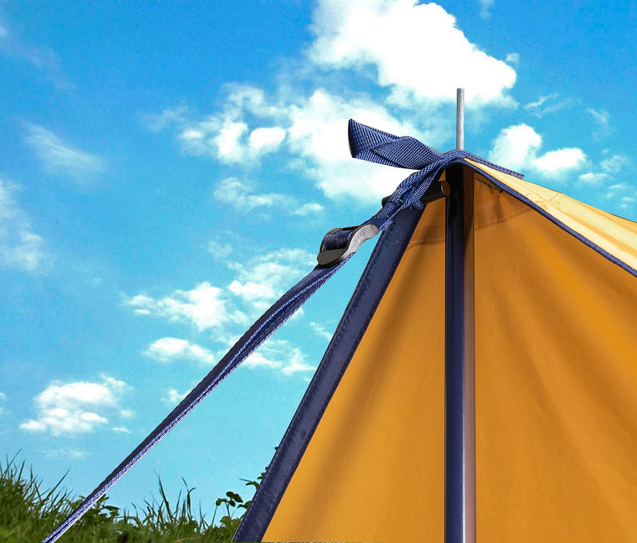 Nahaufnahme eines Tambu »CHADA« Tarp/Sonnensegels mit blauem Band vor einem Himmel mit einigen Wolken.