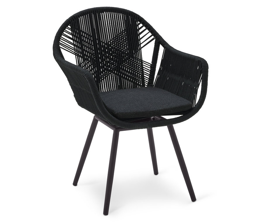 Schwarzer geflochtener Sessel mit dunklem Kissen und Metallbeinen auf weißem Hintergrund.