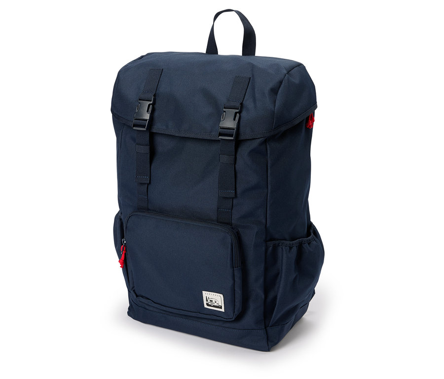 Marineblauer Rucksack mit Schnallenverschluss und Außentaschen.