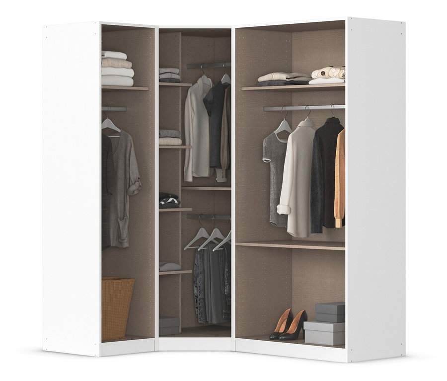 Offener, weißer Eckkleiderschrank mit Regalen, Kleiderstangen, Kleidung, Korb und Schuhkartons.
