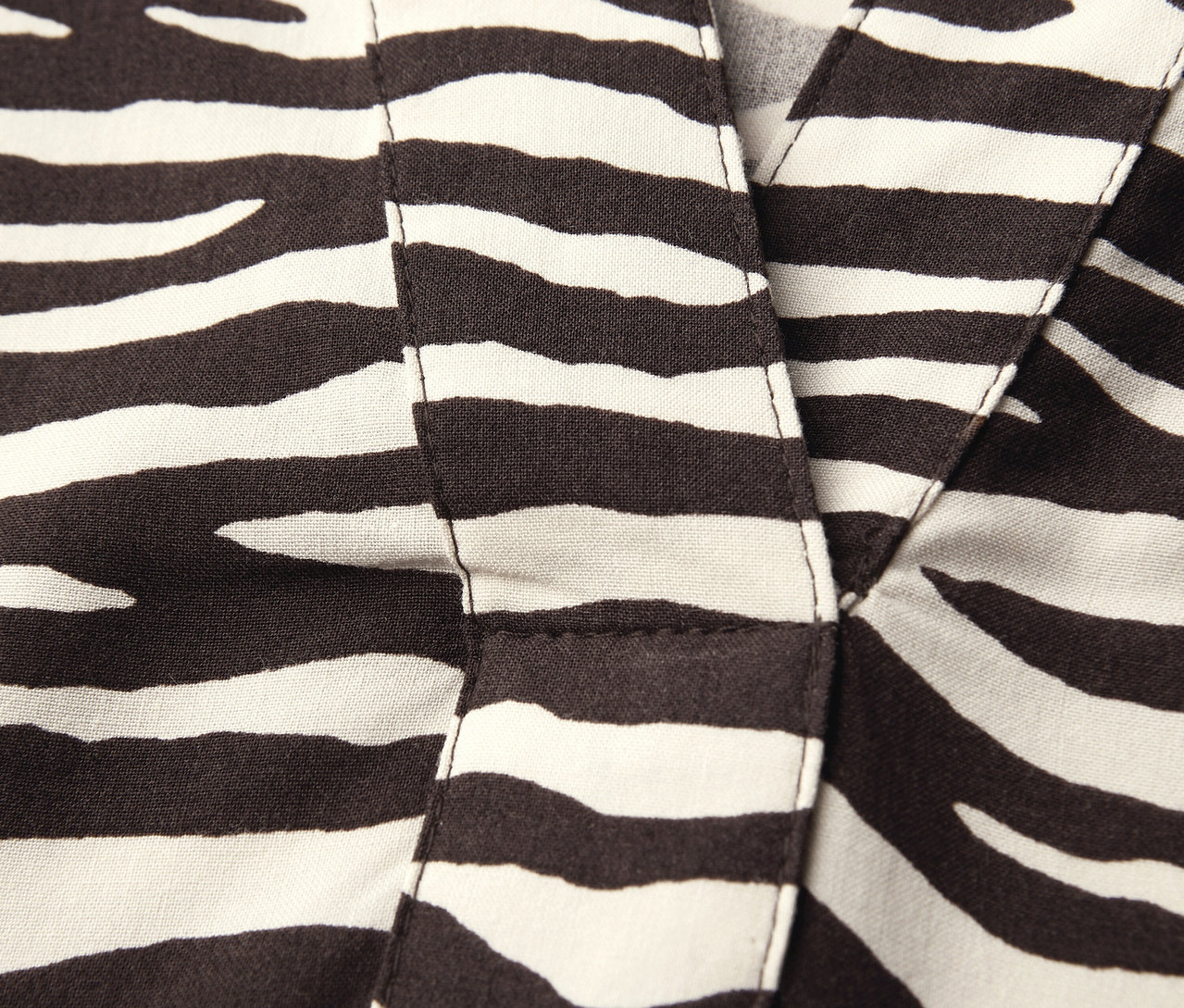 Nahaufnahme einer Street One Bluse mit Zebramuster und V-Ausschnitt.