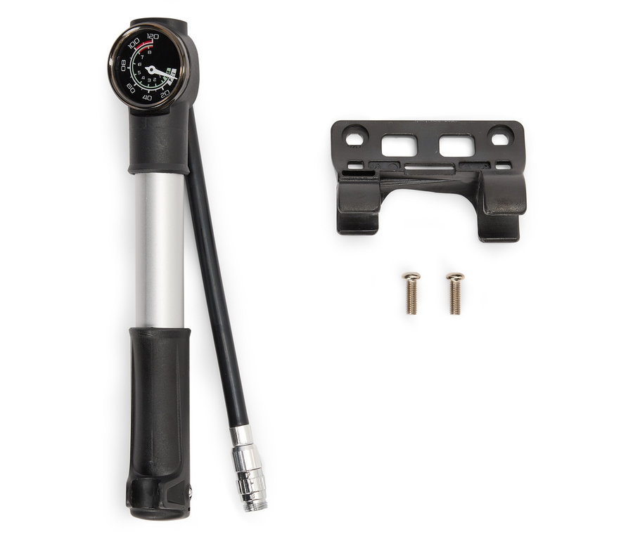 Eine Fahrradpumpe mit Manometer liegt neben einer schwarzen Halterung und zwei Schrauben auf einem weißen Hintergrund.
