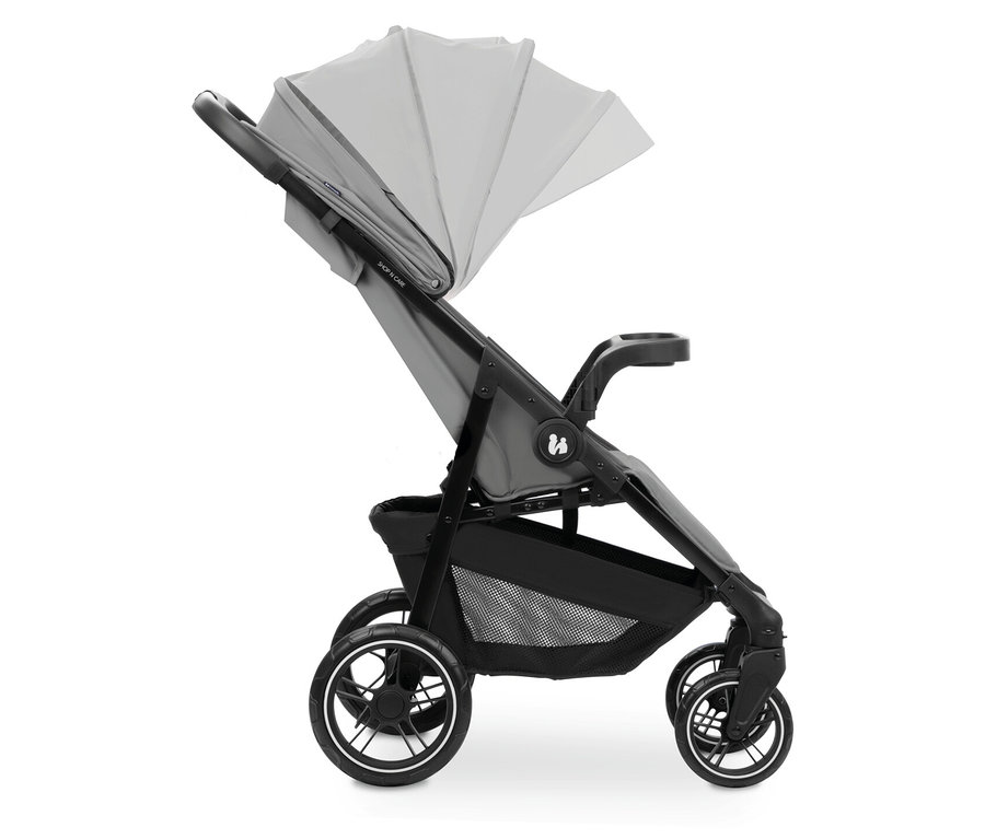 Ein grauer Kinderwagen mit einem ausfahrbaren Verdeck und einem schwarzen Korb unter dem Sitz.